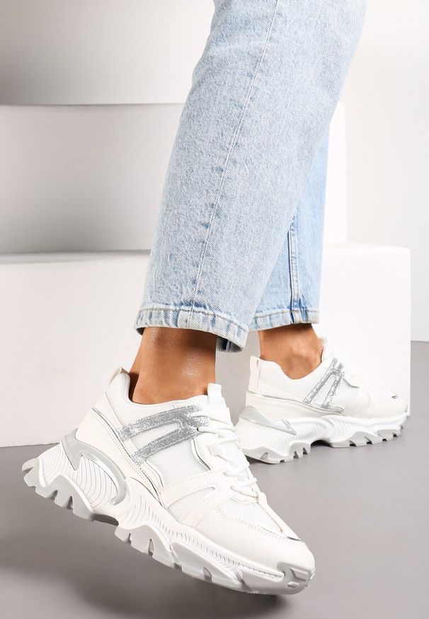 Renee - Białe Sznurowane Sneakersy na Grubej Podeszwie ze Wstawkami i Brokatem Widgeta. Kolor: biały