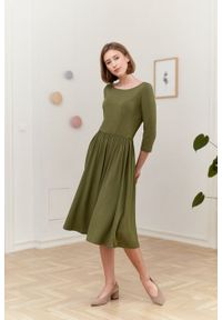Marie Zélie - Sukienka Emelina oliwkowa. Kolor: oliwkowy. Materiał: wiskoza, dzianina, materiał, elastan, guma. Styl: klasyczny. Długość: midi #4