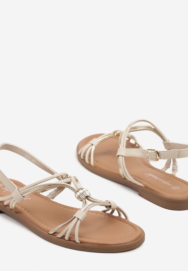 Renee - Beżowe Sandały z Przeplatanymi Paskami Mevisea. Okazja: na co dzień. Zapięcie: pasek. Kolor: beżowy. Wzór: paski. Obcas: na obcasie. Styl: elegancki, casual. Wysokość obcasa: niski