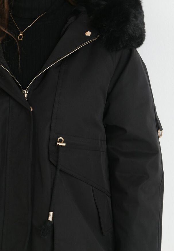 Born2be - Czarna Kurtka Nylonowa Parka z Odpinanym Futerkiem Beaten. Kolor: czarny. Materiał: futro, nylon. Wzór: aplikacja, paski