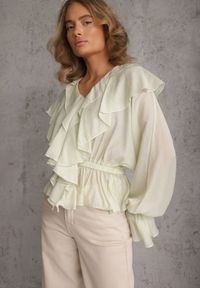 Renee - Zielona Bluzka w Typie Boho Ozdobiona Falbanami Sarlyss. Okazja: na co dzień. Typ kołnierza: dekolt w kształcie V. Kolor: zielony. Materiał: jeans. Długość rękawa: długi rękaw. Długość: długie. Wzór: aplikacja. Styl: boho #3