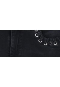 TOP SECRET - Spodnie jeansowe czarne z ozdobnymi przeplotami, długość przed kostkę. Okazja: na co dzień. Kolor: czarny. Materiał: jeans. Sezon: zima, jesień. Styl: casual #2
