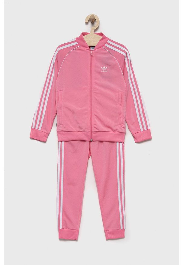 adidas Originals dres dziecięcy kolor różowy. Kolor: różowy. Materiał: dresówka. Wzór: aplikacja