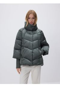 Reserved - Pikowana kurtka z wysokim kołnierzem - zielony. Kolor: zielony. Materiał: tkanina. Wzór: gładki #1