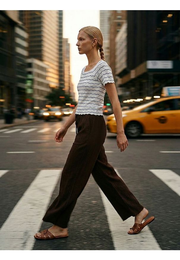 Sinsay - Swetrowa bluzka z krótkim rękawem i wiskozą - wielobarwny. Materiał: wiskoza. Długość rękawa: krótki rękaw. Długość: krótkie