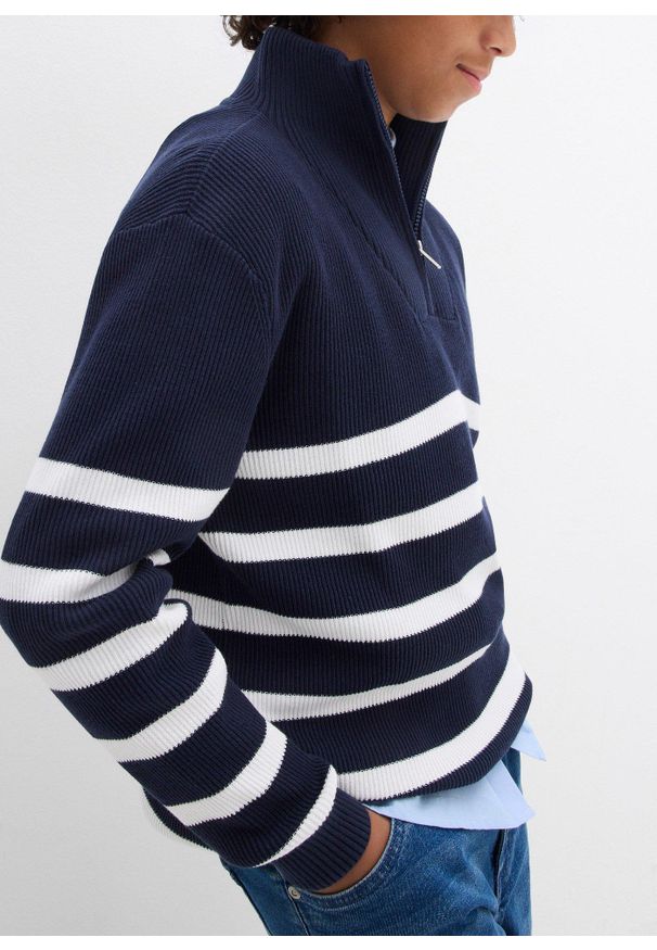 bonprix - Sweter ze stójką z czystej bawełny. Typ kołnierza: kołnierzyk stójkowy. Kolor: niebieski. Materiał: bawełna. Wzór: paski