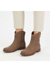 Botki damskie S.Barski, cholewka z materiału ażurowe wykończenie krótka cholewka pętla z tyłu elegancki fason, brązowe, HY61-8025. Kolor: brązowy. Materiał: materiał. Szerokość cholewki: normalna. Wzór: ażurowy. Styl: elegancki #1