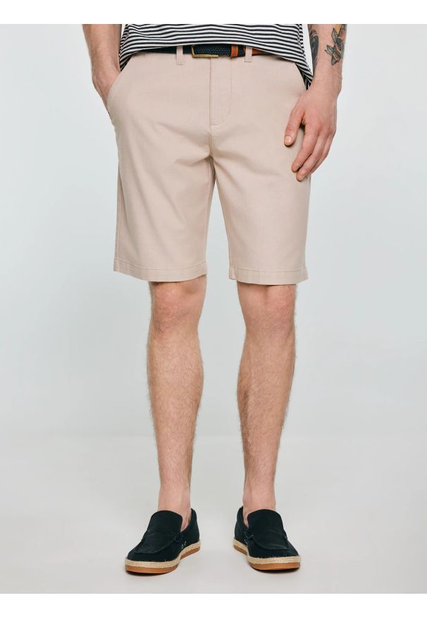 Big-Star - Szorty męskie chinosy jasnobeżowe Rossino 800. Okazja: na co dzień. Kolor: beżowy. Materiał: bawełna, elastan, tkanina. Sezon: lato. Styl: casual, klasyczny, elegancki
