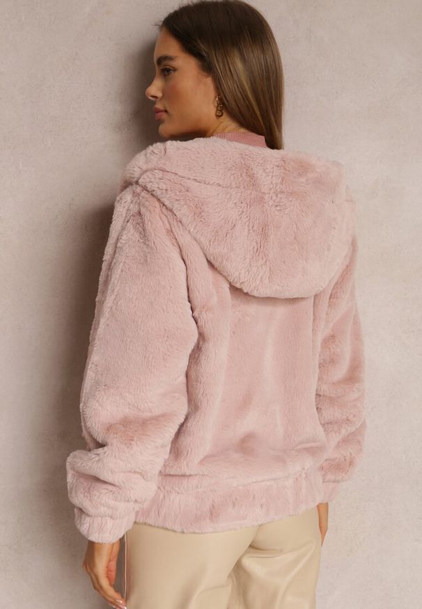 Renee - Jasnoróżowa Kurtka Futerko Teddy Oversize Fofana. Kolor: różowy. Materiał: futro