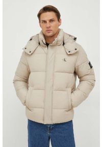 Calvin Klein Jeans kurtka męska kolor beżowy zimowa. Kolor: beżowy. Materiał: włókno, materiał. Wzór: nadruk. Sezon: zima #1