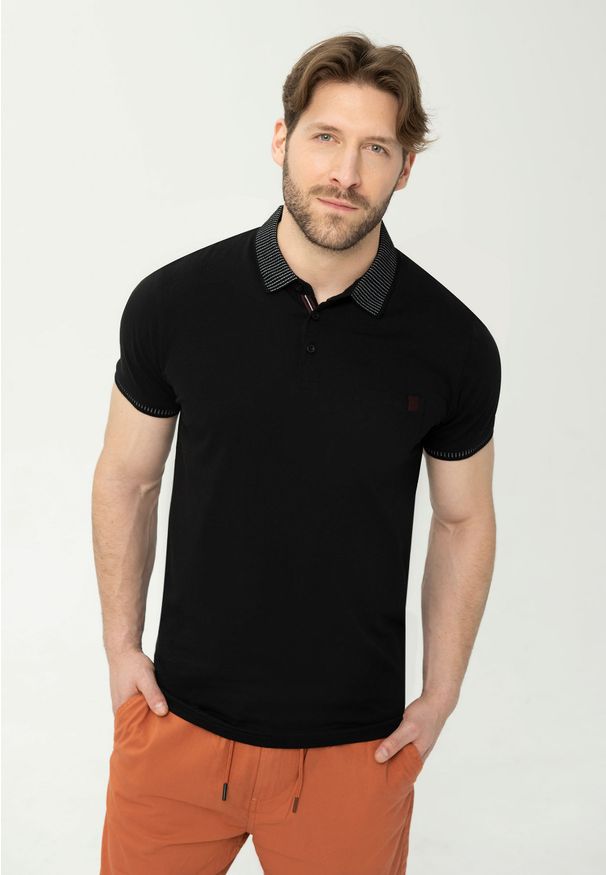 Volcano - Czarna gładka koszulka męska polo T-DRAGO. Typ kołnierza: polo. Kolekcja: plus size. Kolor: czarny. Materiał: skóra, włókno, jersey, materiał, dzianina, prążkowany, bawełna. Wzór: gładki. Sezon: lato