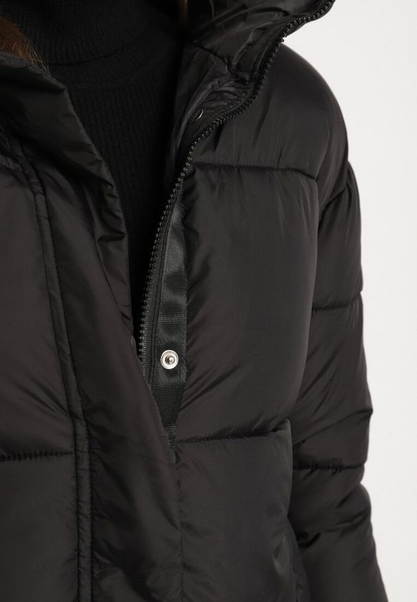 Born2be - Czarna Pikowana Kurtka o Pudełkowym Kroju z Kapturem i Kieszeniami Alissan. Typ kołnierza: kaptur. Kolor: czarny. Materiał: jeans. Sezon: zima