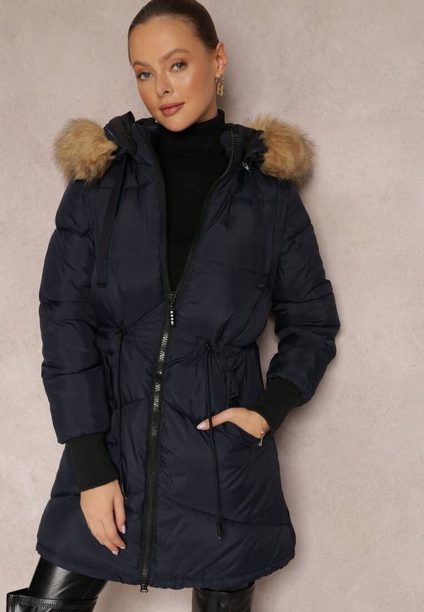 Renee - Granatowa Kurtka Taliowana z Kapturem i Odpinanymi Rękawami Raga. Typ kołnierza: kaptur. Kolor: niebieski. Materiał: jeans, tkanina. Sezon: zima, jesień. Styl: elegancki
