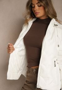 Renee - Biała Pikowana Kurtka Przejściowa z Kapturem Cinetta. Typ kołnierza: kaptur. Kolor: biały. Materiał: jeans, poliester. Styl: elegancki