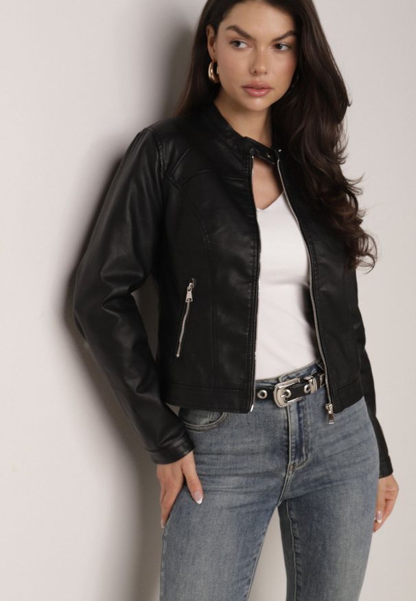 Born2be - Czarna Gładka Kurtka Ramoneska o Taliowanym Kroju Tessalin. Okazja: na co dzień. Kolor: czarny. Materiał: poliester, jeans. Wzór: gładki. Styl: casual