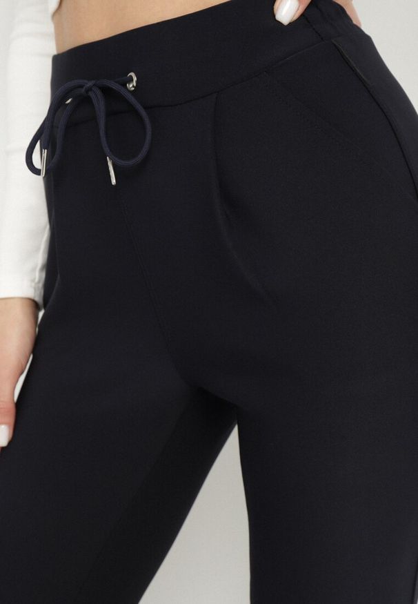 Born2be - Granatowe Spodnie o Dopasowanym Kroju z Wysokim Stanem i Wiązaniem Virpio. Okazja: na co dzień. Stan: podwyższony. Kolor: niebieski. Materiał: jedwab. Wzór: aplikacja. Styl: klasyczny, casual