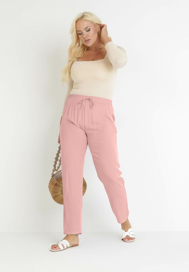 Born2be - Różowe Materiałowe Spodnie z Gumką w Talii Airiana. Okazja: na co dzień. Kolekcja: plus size. Kolor: różowy. Materiał: materiał. Styl: casual, klasyczny, elegancki