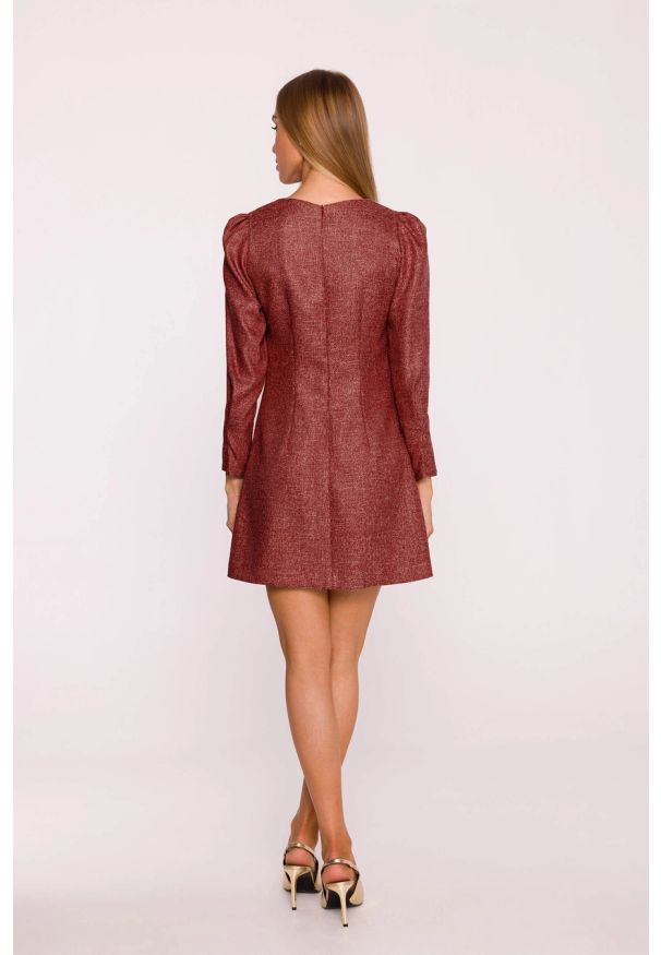 MOE - Elegancka sukienka tweedowa trapezowa mini bordowa. Okazja: do pracy, na co dzień, na spotkanie biznesowe. Typ kołnierza: dekolt w łódkę, kokarda. Kolor: czerwony, czarny, różowy. Wzór: aplikacja, melanż. Typ sukienki: trapezowe. Materiał: tkanina, materiał, dzianina. Długość rękawa: długi rękaw. Sezon: lato. Styl: elegancki. Długość: mini