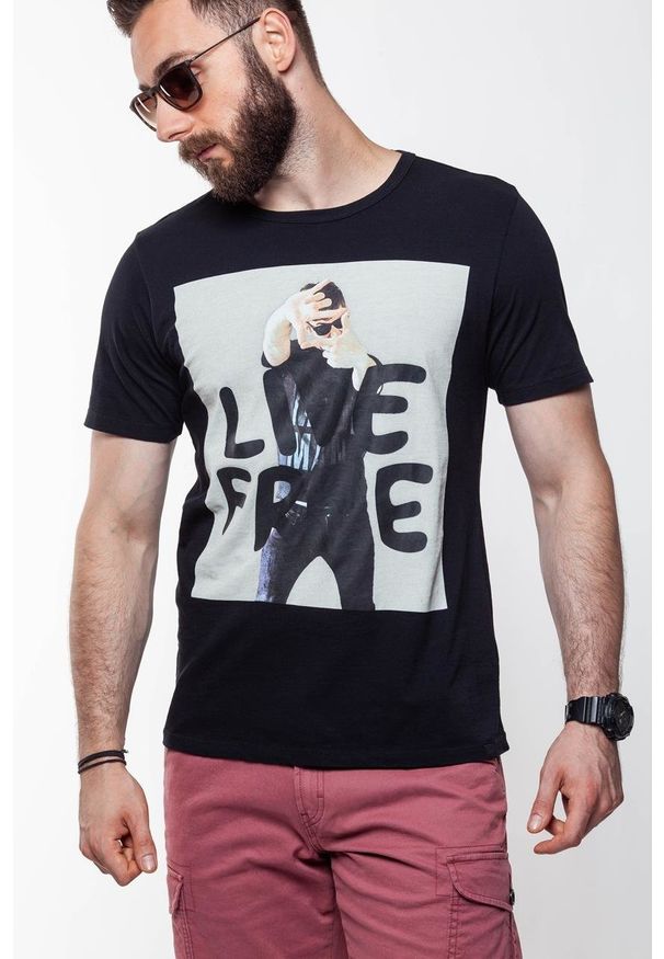 Lee - LEE T SHIRT PHOTO TEE BLACK L60QEP01 112113474. Wzór: nadruk. Styl: klasyczny