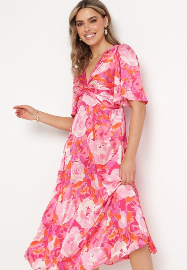 Born2be - Różowa Rozkloszowana Sukienka z Marszczonym Dekoltem i Gumką w Pasie Ozdobiona Rozcięciami Balpia. Okazja: na co dzień. Kolor: różowy. Długość rękawa: krótki rękaw. Wzór: aplikacja. Typ sukienki: proste. Styl: casual, elegancki