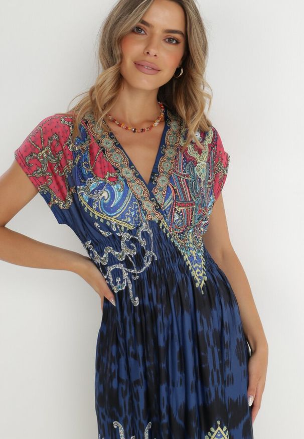 Born2be - Granatowa Kopertowa Sukienka w Etniczny Wzór Matanira. Kolor: niebieski. Materiał: materiał. Typ sukienki: kopertowe. Długość: maxi
