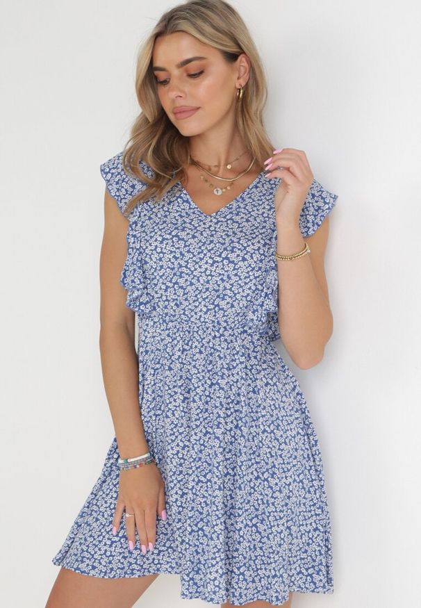 Born2be - Niebieska Sukienka Neamelia. Typ kołnierza: dekolt w serek. Kolor: niebieski. Materiał: wiskoza. Długość rękawa: bez rękawów. Wzór: nadruk, kwiaty. Sezon: lato. Styl: klasyczny