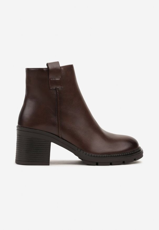 Born2be - Ciemnobrązowe Botki na Słupku z Ozdobnym Paskiem przy Cholewce Savanelle. Okazja: na co dzień. Zapięcie: pasek. Kolor: brązowy. Materiał: jeans. Szerokość cholewki: normalna. Obcas: na słupku. Styl: klasyczny, elegancki, casual