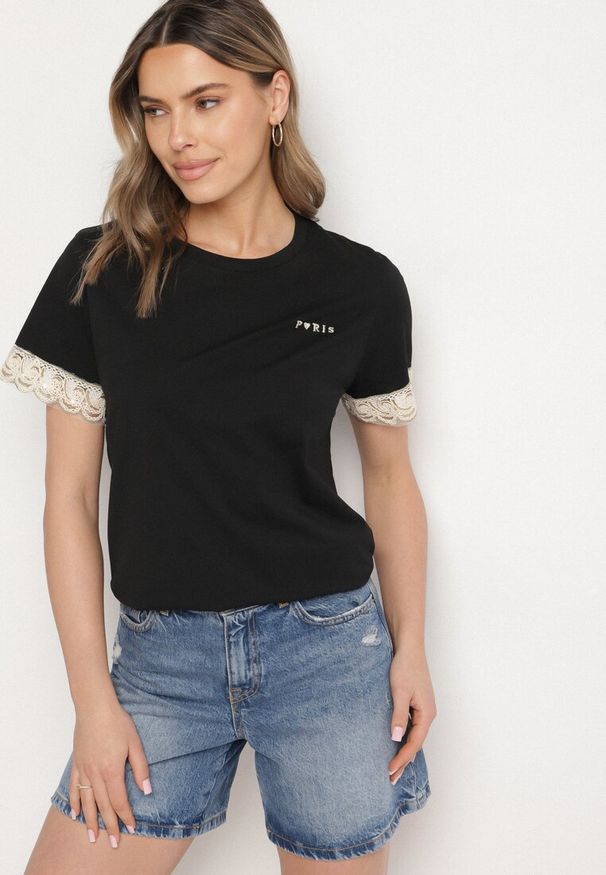 Born2be - Czarny T-shirt z Bawełny Zdobiony Koronką z Cekinami Pollea. Okazja: na co dzień. Kolor: czarny. Materiał: bawełna, koronka. Długość rękawa: krótki rękaw. Długość: krótkie. Wzór: aplikacja, koronka. Styl: klasyczny, casual