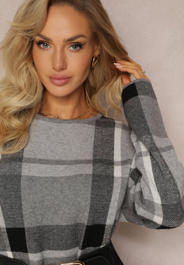 Renee - Szara Dzianinowa Sukienka Midi Ozdobiona Wzorem w Kratę Bimara. Okazja: na co dzień. Kolor: szary. Materiał: dzianina. Wzór: aplikacja. Typ sukienki: proste. Styl: klasyczny, casual, wizytowy. Długość: midi