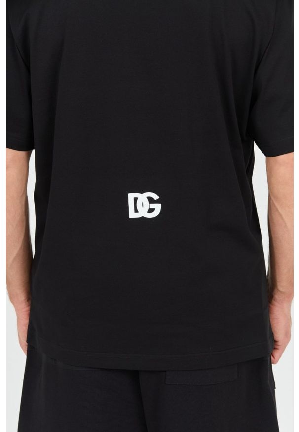 Dolce and Gabbana - DOLCE & GABBANA Czarny t-shirt z dużym logo. Kolor: czarny