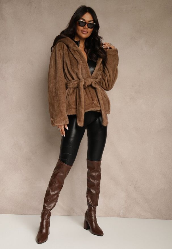 Renee - Jasnobrązowa Futerkowa Kurtka z Kapturem i Wiązanym Paskiem Zetele. Typ kołnierza: kaptur. Kolor: brązowy. Materiał: jeans, koronka