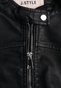 Renee - Czarna Taliowana Kurtka Ramoneska o Klasycznym Fasonie Tessana. Okazja: na randkę. Kolor: czarny. Materiał: poliester, jeans. Styl: klasyczny #2