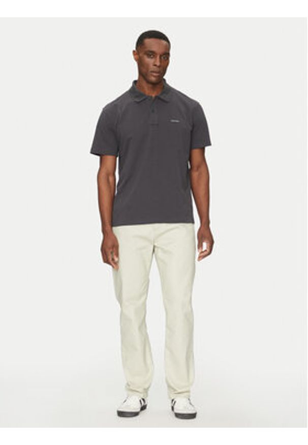 Calvin Klein Jeans Polo J30J327534 Szary Regular Fit. Typ kołnierza: polo. Kolor: szary. Materiał: bawełna