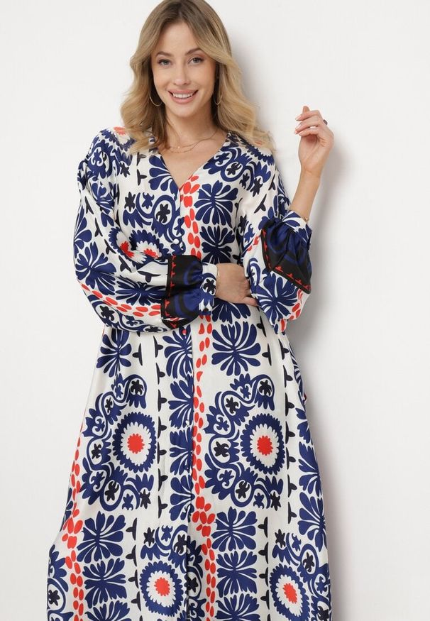 Born2be - Niebieska Satynowa Sukienka Pudełkowa z Rustykalnym Wzorem Xallilena. Kolor: niebieski. Materiał: satyna. Styl: elegancki