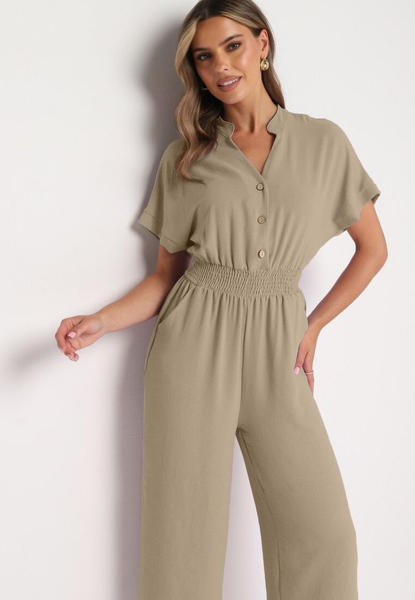 Born2be - Ciemnozielony Wiskozowy Kombinezon o Taliowanym Kroju z Szerokimi Nogawkami Delsea. Okazja: do pracy. Kolor: zielony. Materiał: wiskoza. Długość rękawa: krótki rękaw. Długość: krótkie. Styl: elegancki