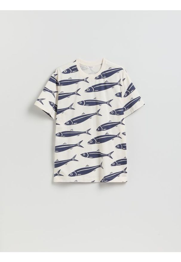 Reserved - T-shirt comfort z nadrukiem allover - beżowy. Kolor: beżowy. Materiał: dzianina, bawełna. Wzór: nadruk