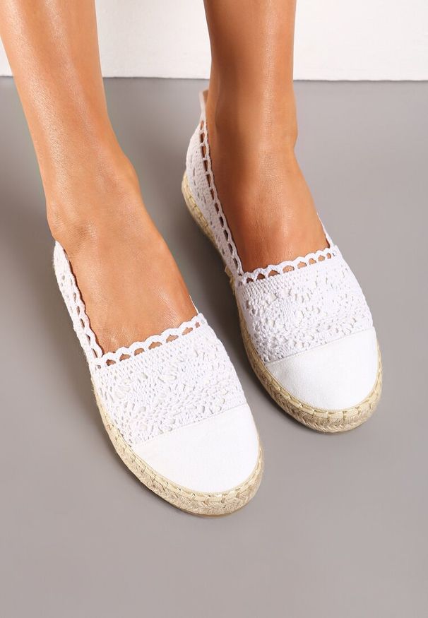 Born2be - Białe Espadryle Daemona. Zapięcie: bez zapięcia. Kolor: biały. Materiał: materiał. Wzór: aplikacja, gładki, ażurowy, haft. Obcas: na płaskiej podeszwie