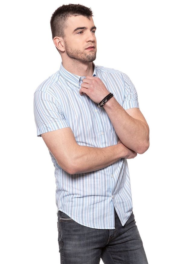 Wrangler - KOSZULA MĘSKA KRÓTKI RĘKAW WRANGLER SS 1PKT BUTTON-DOWN SAPPHIRE BLUE W5944NQBT 112129756. Typ kołnierza: button down. Materiał: bawełna. Długość rękawa: krótki rękaw. Długość: krótkie