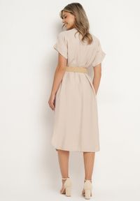 Born2be - Jasnobeżowa Wiskozowa Sukienka z Paskiem Ozdobionym Plecionką i Klamrą Mlevena. Typ kołnierza: dekolt w kształcie V. Kolekcja: plus size. Kolor: beżowy. Materiał: wiskoza. Długość rękawa: krótki rękaw. Wzór: aplikacja. Typ sukienki: dla puszystych. Styl: elegancki #4