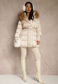 Renee - Beżowa Pikowana Kurtka z Paskiem i Kapturem z Futerkiem Lilittia. Kolor: beżowy. Materiał: futro. Sezon: zima. Styl: elegancki