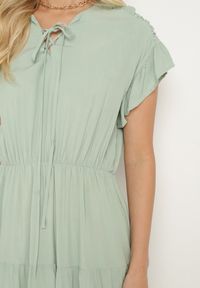 Born2be - Miętowa Sukienka z Gumką w Pasie Ozdobiona Falbanką i Wiązana Materiałowym Paskiem Tiamalou. Typ kołnierza: dekolt w łódkę. Kolor: miętowy. Materiał: materiał. Długość rękawa: krótki rękaw. Wzór: aplikacja #3