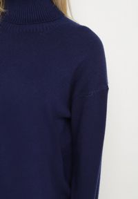 Born2be - Granatowy Golf z Domieszką Kaszmiru Ozdobiony Przeszyciami Avonella. Okazja: na co dzień. Typ kołnierza: golf. Kolor: niebieski. Materiał: kaszmir. Wzór: aplikacja. Styl: klasyczny, casual #4