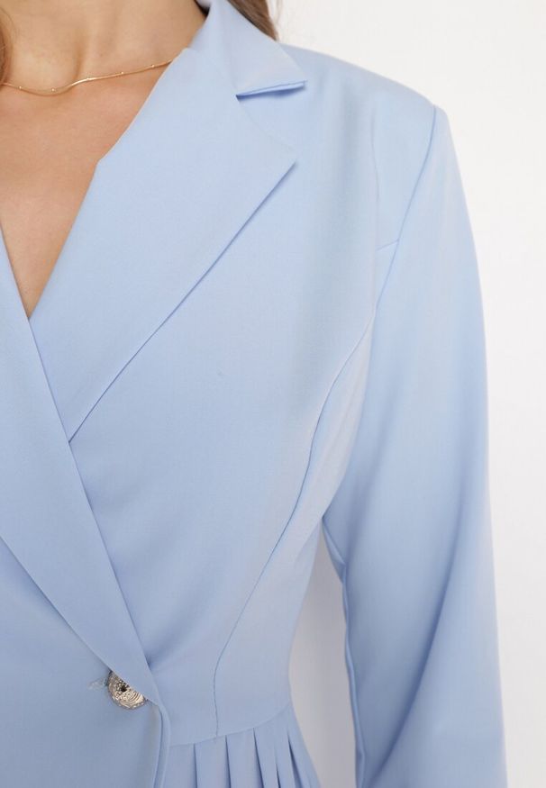 Born2be - Jasnoniebieska Rozkloszowana Sukienka Mini z Kopertową Górą i Plisami na Dole Lontasa. Kolor: niebieski. Typ sukienki: kopertowe. Styl: elegancki. Długość: mini