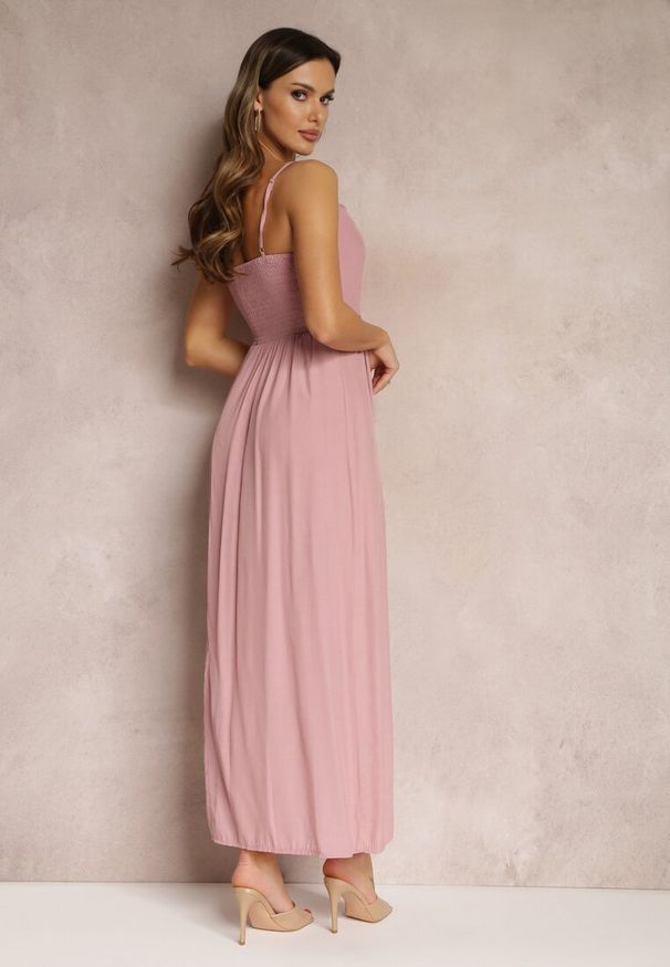 Renee - Jasnoróżowa Sukienka Pallepheu. Kolor: różowy. Długość rękawa: na ramiączkach. Typ sukienki: proste, kopertowe. Długość: maxi