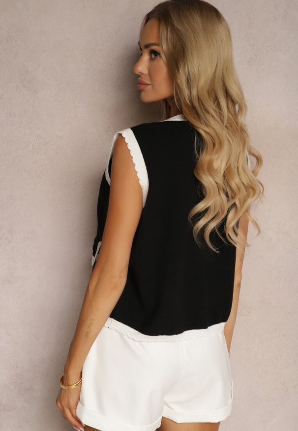 Renee - Czarno-Biała Kamizelka z Dodatkiem Wiskozy Ozdobiona Cyrkoniami i Perłami Zapinana na Guziki Ervia. Okazja: na spotkanie biznesowe, na imprezę, do pracy, na co dzień. Kolor: czarny. Materiał: wiskoza. Wzór: aplikacja. Sezon: lato. Styl: retro, klasyczny, biznesowy, elegancki, casual