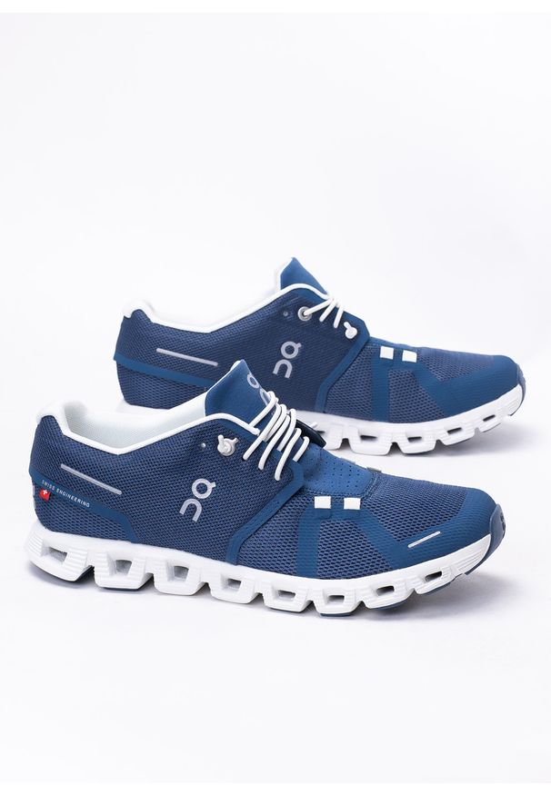 Buty treningowe damskie granatowe On Running Cloud 5. Kolor: niebieski. Materiał: guma, tkanina. Sport: bieganie