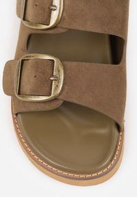 Renee - Zielone Klapki VICES Ozdobione Dużymi Klamrami Jenniviane. Nosek buta: otwarty. Kolor: beżowy. Materiał: skóra, zamsz. Wzór: aplikacja. Sezon: lato. Obcas: na obcasie. Wysokość obcasa: niski #9