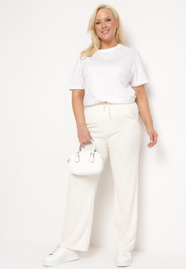 Born2be - Jasnobeżowe Proste Szerokie Spodnie z Gumką w Pasie i Wysokim Stanem Trantia. Okazja: na co dzień. Stan: podwyższony. Kolor: beżowy. Styl: klasyczny, casual, elegancki