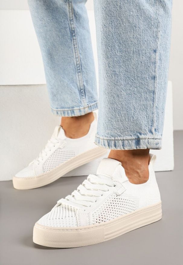 Born2be - Białe Sneakersy z Siateczkową Cholewką i Metaliczną Nicią Nimiovana. Okazja: na co dzień. Kolor: biały. Materiał: jeans. Szerokość cholewki: normalna. Sezon: lato