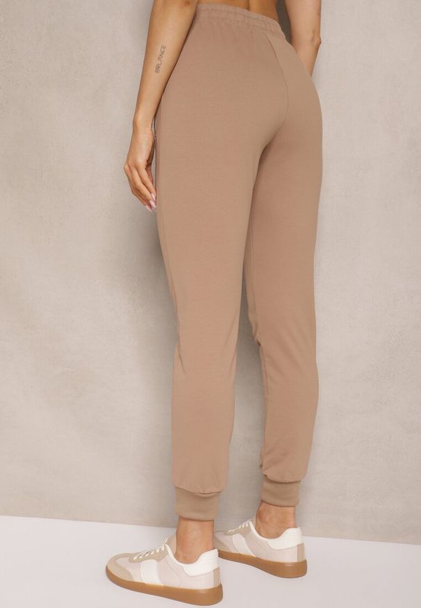 Renee - Ciemnobeżowe Spodnie Dresowe z Bawełny o Kroju Jogger High Waist Cherisa. Okazja: na co dzień. Stan: podwyższony. Kolor: beżowy. Materiał: bawełna, dresówka. Styl: casual, elegancki